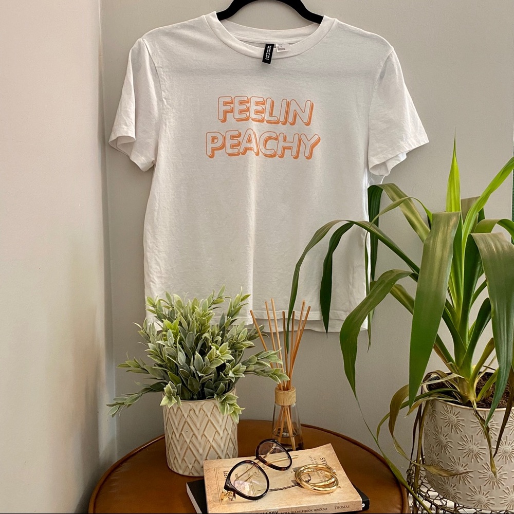 feelin’ peachy graphic tee!